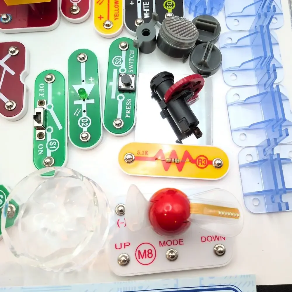 Snap Circuits Lot 60+ Replacement Parts & Multiple Manuals Electrical Education